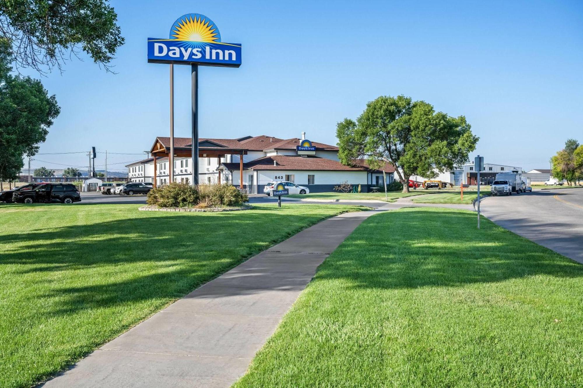 4 Smart Airport Hotels Near Pictograph Cave State Park