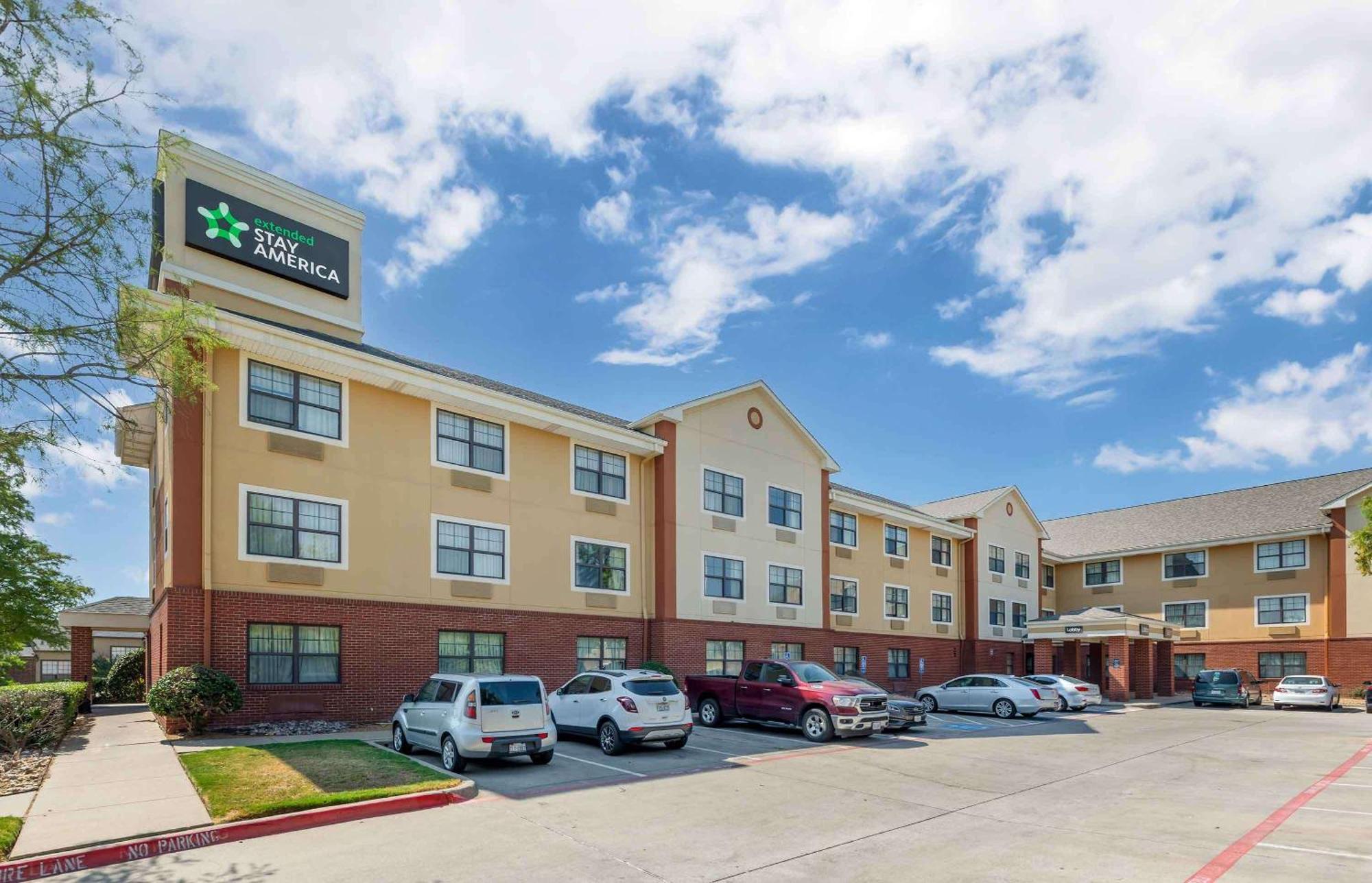 4 Budget-Friendly Hotels Close to Fort Worth Log Cabin Village