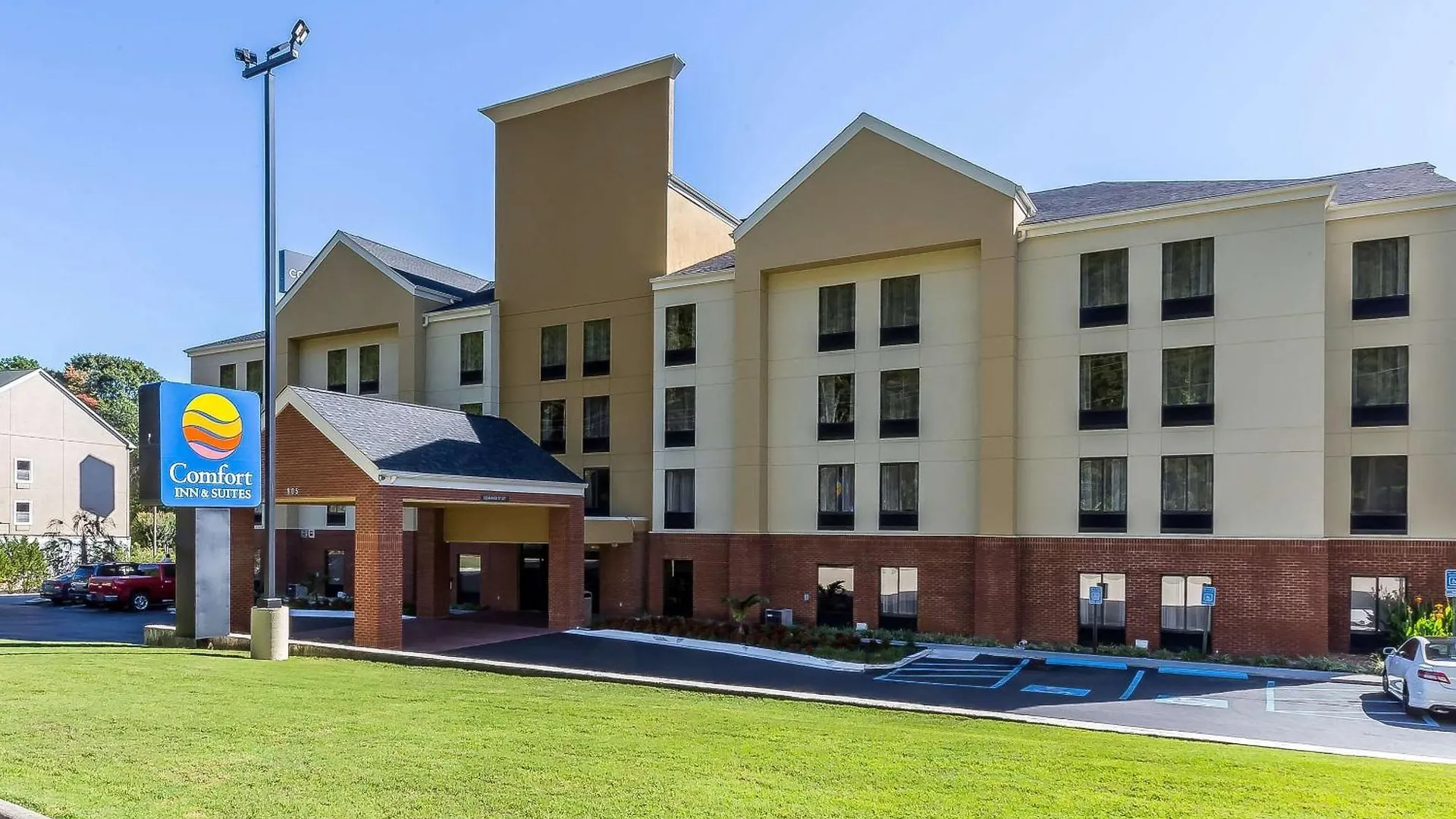 4 Three-Star Hotels Near Gonzalez Auto Sales That Deliver