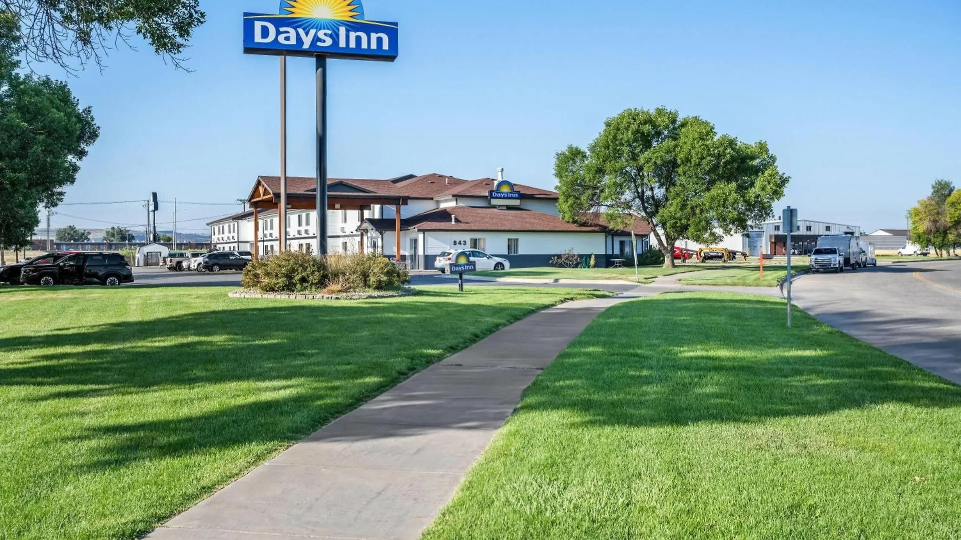 4 Smart Airport Hotels Near Pictograph Cave State Park