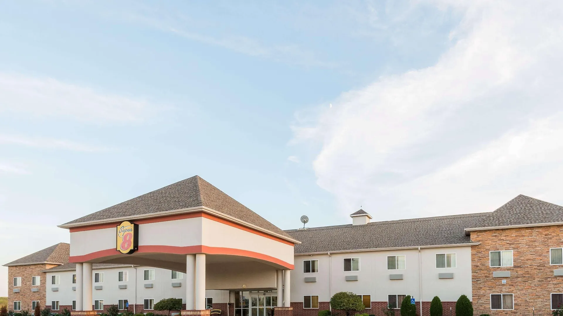 Where to Stay Near Central Mall: 5 Business Hotels in Salina