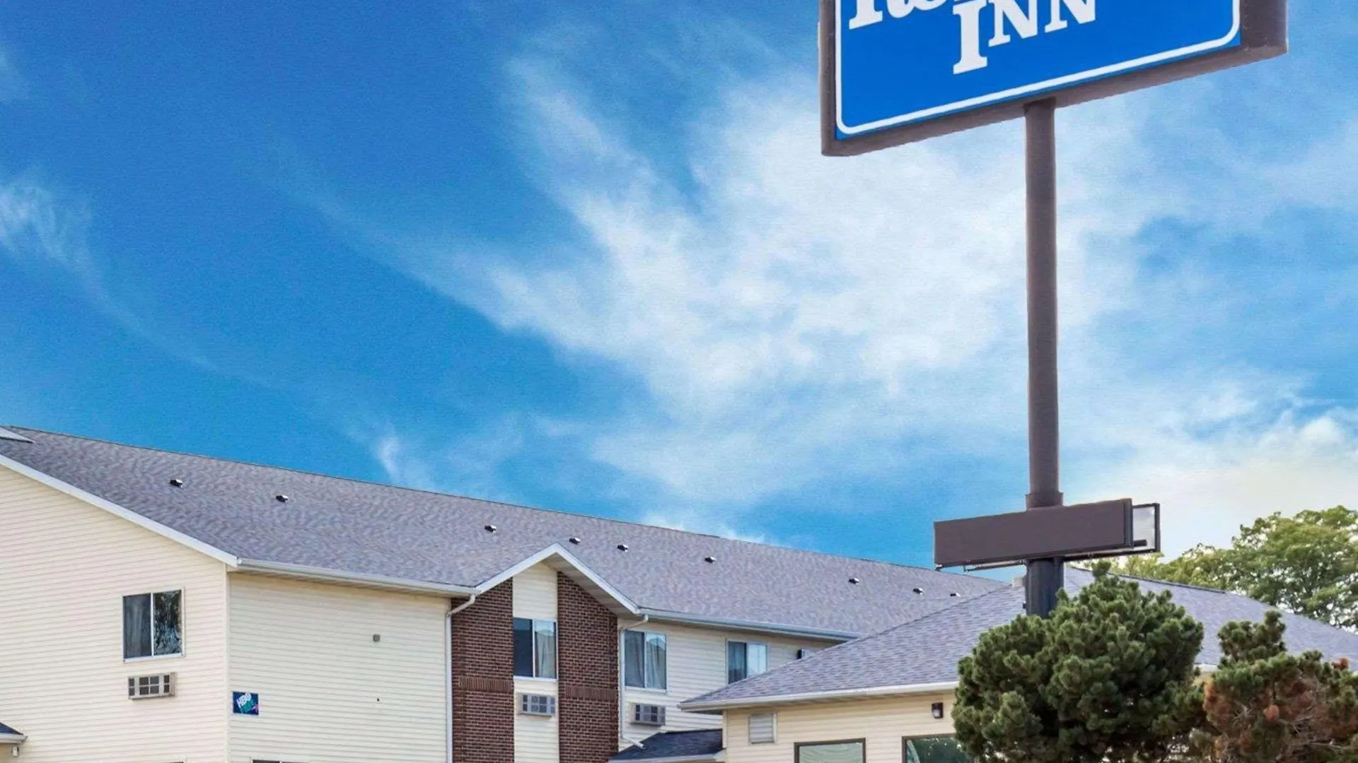 4 Budget Hotels Near Wells Fargo Bank Cedar Rapids That Deliver