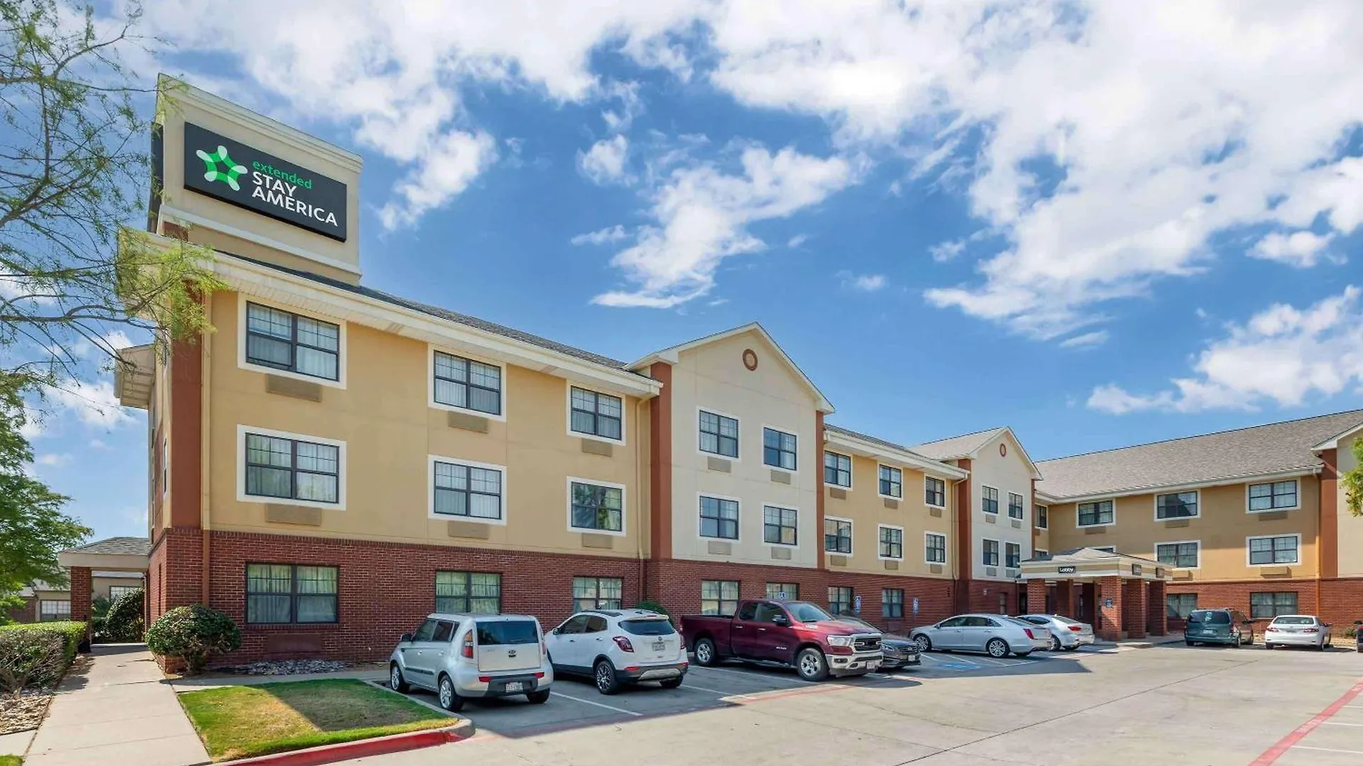 4 Budget-Friendly Hotels Close to Fort Worth Log Cabin Village
