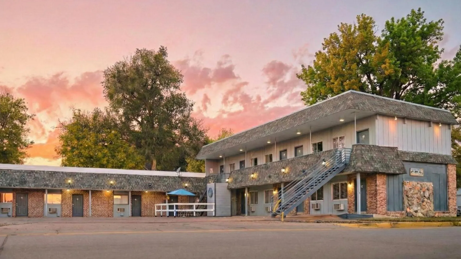 4 Couple-Friendly Hotels Close to Pioneer Park, Sterling
