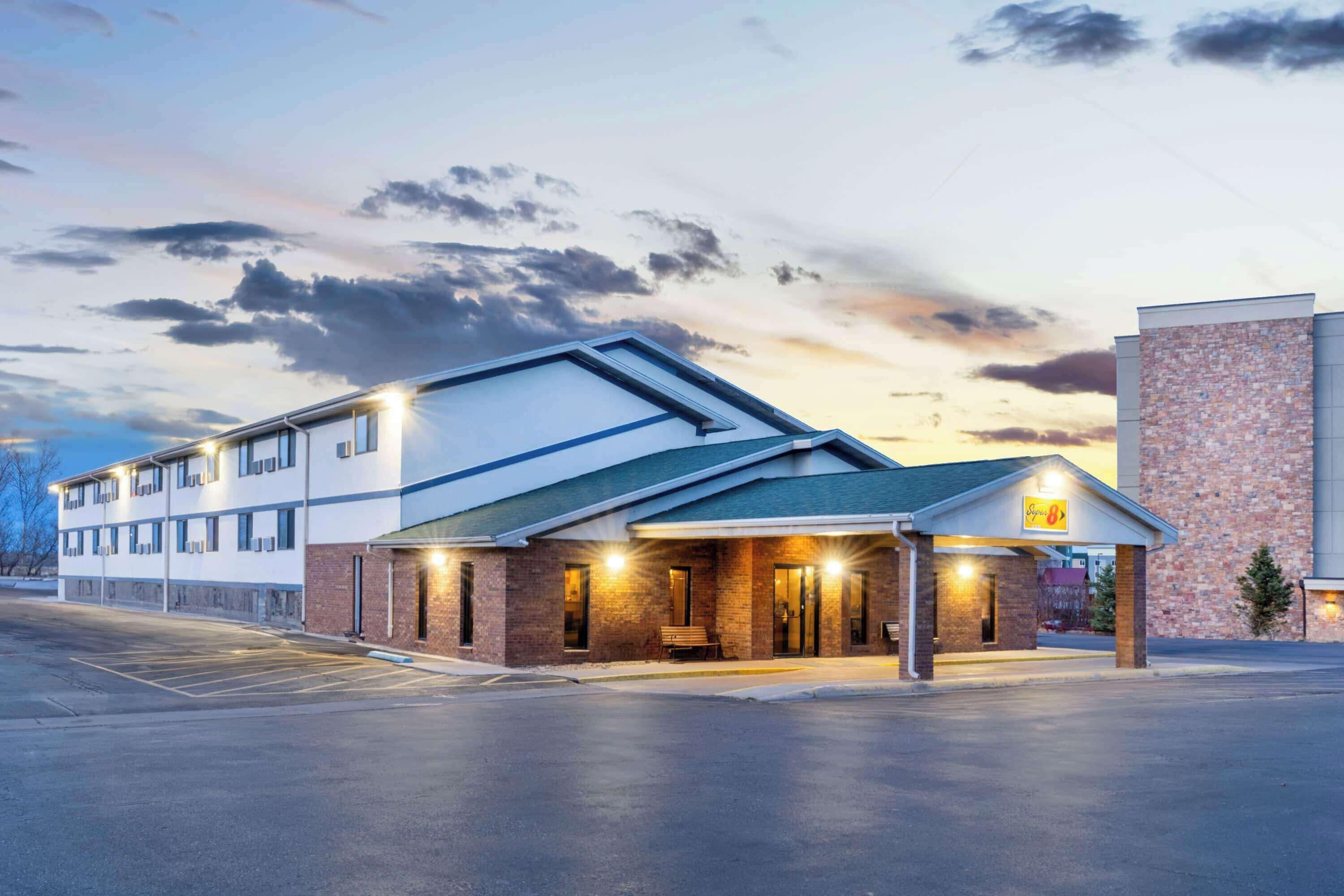 10 Airport Hotels Near Clear Creek Park Worth Booking
